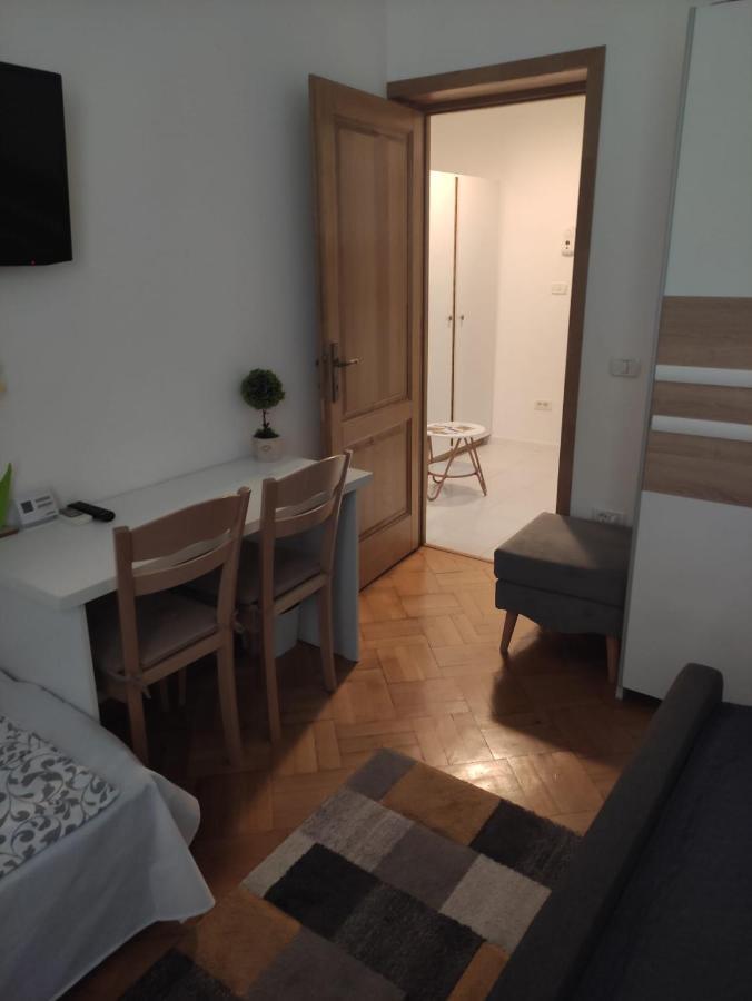 Nice Studio In Old Town Bukarest Kültér fotó